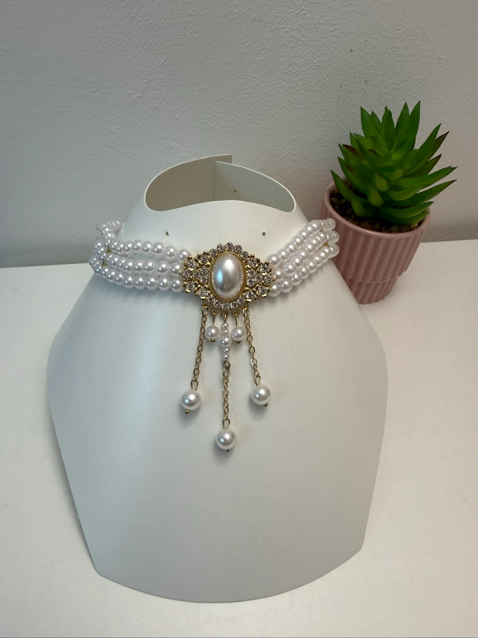 Superbe collier de perle blanche avec dorée